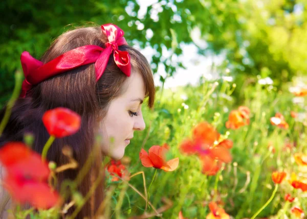 Donna sul campo con fiori — Foto Stock