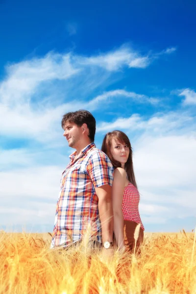 Man en vrouw in een tarweveld — Stockfoto