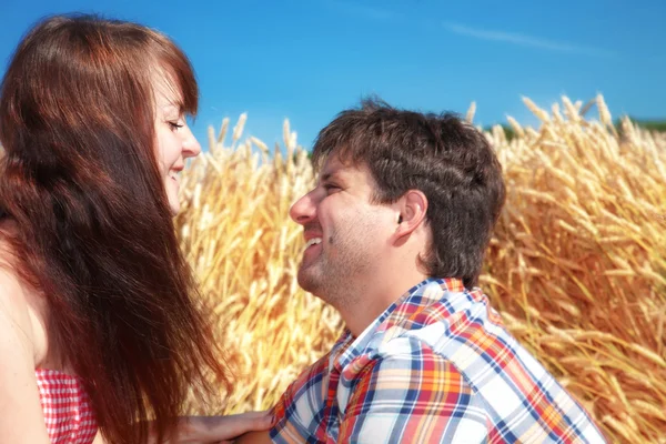 Homem e mulher num campo de trigo — Fotografia de Stock