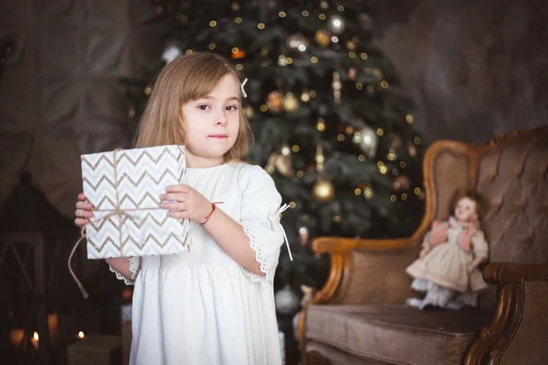 Милая Маленькая Девочка Рождественским Подарком Руках Зимние Праздники Рождество Новый — стоковое фото