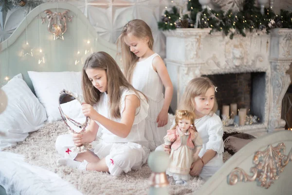 Las niñas juegan en el dormitorio en la mañana antes de Navidad. Vacaciones de invierno, Navidad, Año Nuevo. — Foto de Stock