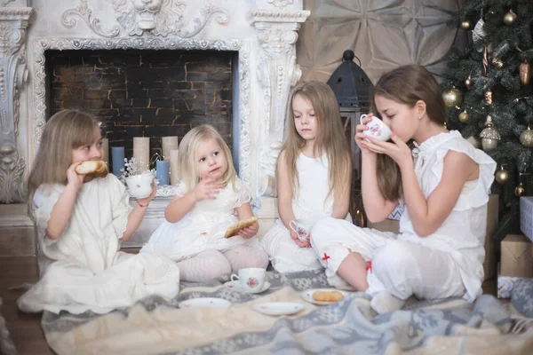 Lányok nővérek télen reggel teát isznak tél karácsony újév. — Stock Fotó