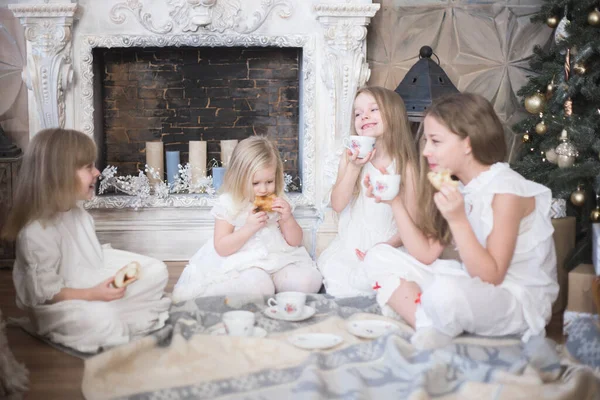 Ragazze sorelle in inverno mattina bere tè inverno Natale nuovo anno. — Foto Stock