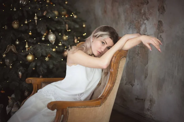 Красивая молодая женщина в гостиной рядом с елкой. Ретро стиль. — стоковое фото