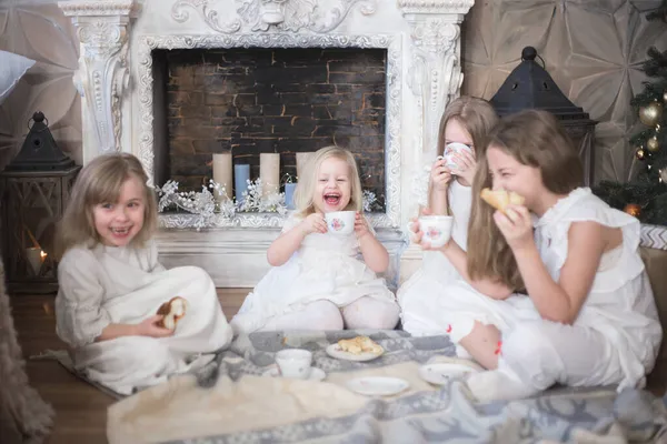 Ragazze sorelle in inverno mattina bere tè inverno Natale nuovo anno. — Foto Stock