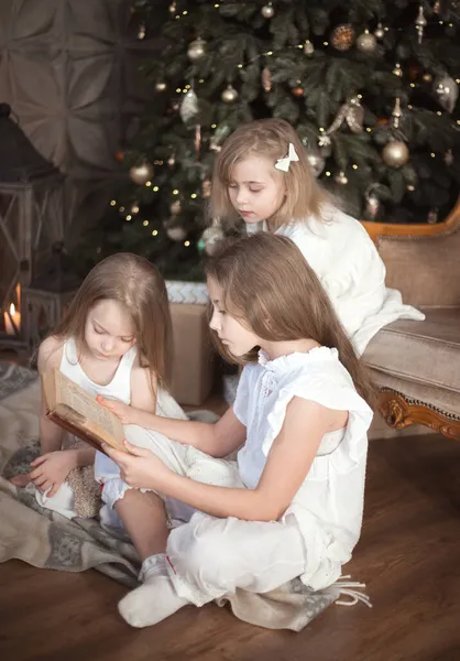 Kız Kardeşler Çocuk Odasında Kitap Okuyorlar Noel Kış Tatilleri Yüksek — Stok fotoğraf