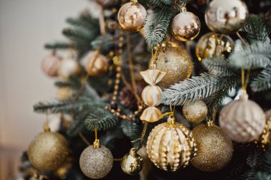 Noel ağacı yakın plan, şenlikli iç mekanın bir parçası.