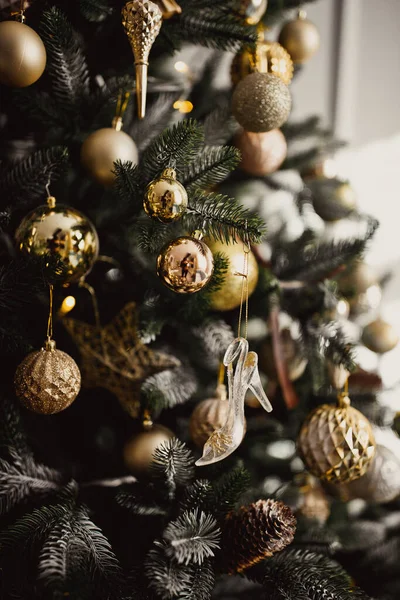 Gros plan sur le sapin de Noël, une partie de l'intérieur festif. — Photo