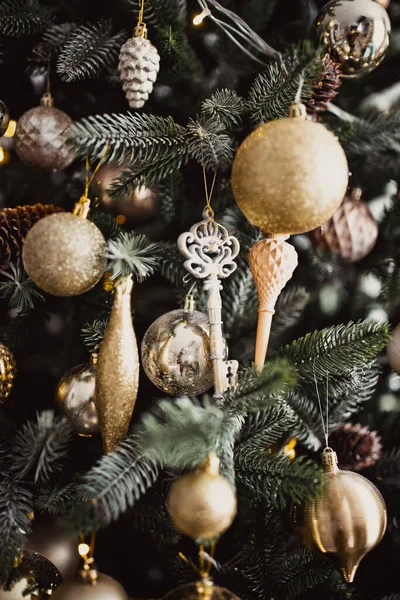クリスマスモミの木のクローズアップ、お祝いのインテリアの一部. — ストック写真