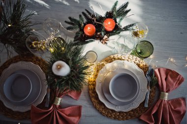 Yılbaşı sofrası, şenlikli bir akşam yemeği için hazırlanıyor. İç mekan. Kış tatili.