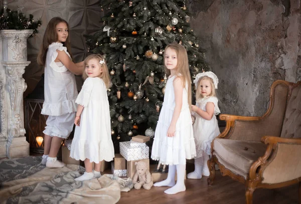 Les Enfants Sœur Décorent Sapin Noël Photo Famille Dans Style — Photo