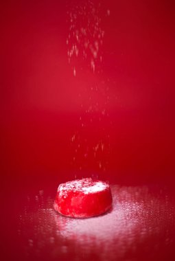 Japon usulü pirinç tatlısı mochi kırmızı arka planda, yakın plan, stüdyo fotoğrafı. Yüksek kalite fotoğraf