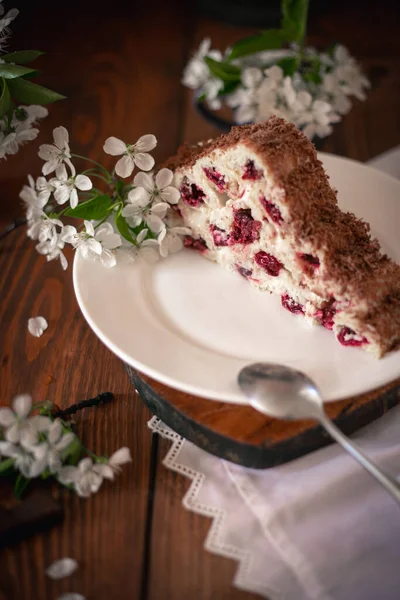 Hausgemachter Kuchen Mit Kirschen Und Sahne Auf Einem Holztisch Dessert — Stockfoto