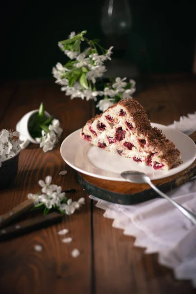 自制的蛋糕 上面有樱桃和奶油放在木制桌子上 特写镜头 — 图库照片