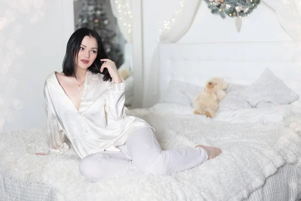 Joven Hermosa Mujer Pijama Dormitorio Interior Con Decoración Festiva Vacaciones —  Fotos de Stock