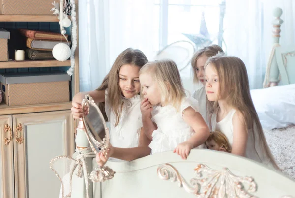 Kleine Meisjes Spelen Slaapkamer Ochtend Voor Kerstmis Het Concept Van — Stockfoto