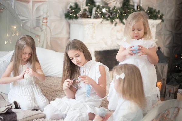 Little Girls Sisters Friends Doing Needlework Bedroom Retro Style — Stock Photo, Image