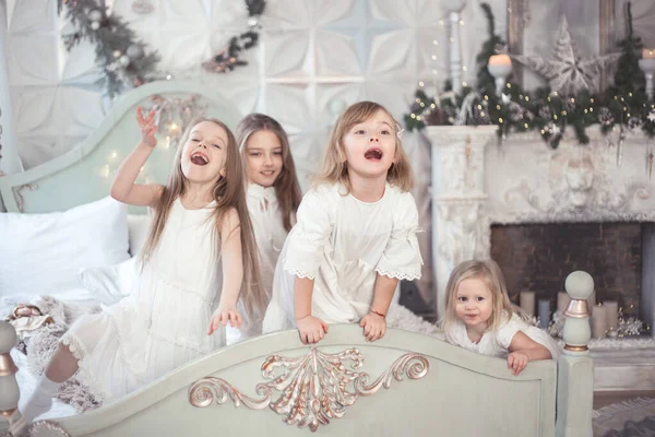 ベッドで朝の女の子の姉妹 ヴィンテージスタイル 冬の休日 クリスマスと新年 スタジオ写真 — ストック写真