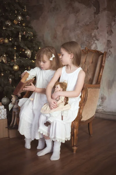 Dziewczyny Siostry Przyjaciółki Obok Choinki Czytały Książkę Boże Narodzenie Nowy — Zdjęcie stockowe