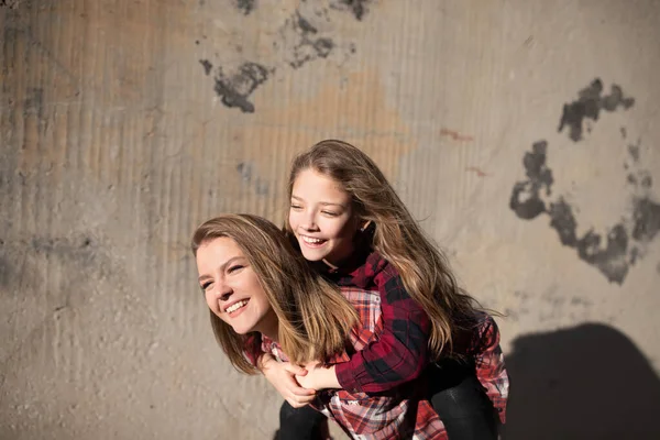 Young Mother Daughter Having Fun Walk Sunny Warm Day Joyful — Stock Photo, Image