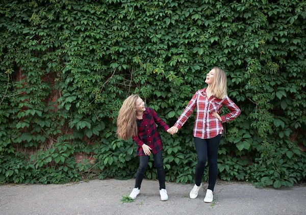 Ung Mor Och Dotter Har Roligt Promenad Solig Varm Dag — Stockfoto