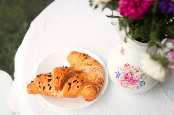 Croissanty Talíři Letní Zahradě Nebo Terase Kavárně Zblízka — Stock fotografie