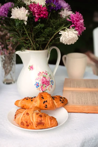 Croissanty Talerzu Ogrodzie Letnim Lub Tarasie Kawiarni Zbliżenie — Zdjęcie stockowe