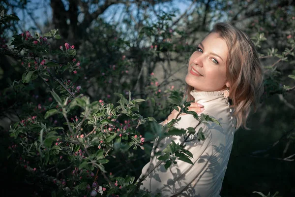 Krásná Žena Zahradě Mezi Kvetoucími Jabloněmi Starých Šatech Jaro Nebo — Stock fotografie