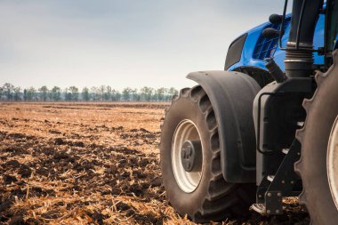 Dikim sırasında alanında modern traktör. Tarım Tohum Sanayi kavramı. Kopya alanı.
