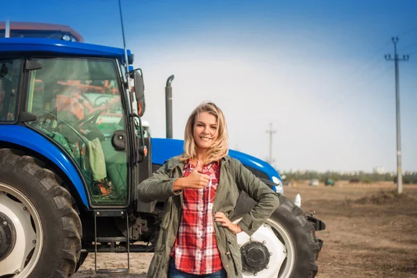Mooie Lachende Vrouw Met Positieve Emoties Achtergrond Van Een Tractor — Stockfoto