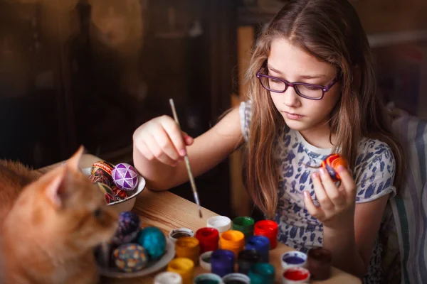 Teen Girl Paints Easter Eggs Her Ginger Cat Lies Table — Stock Photo, Image