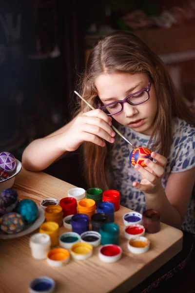 Teenie Mädchen Bemalt Ostereier Ihre Ingwerkatze Liegt Auf Dem Tisch — Stockfoto
