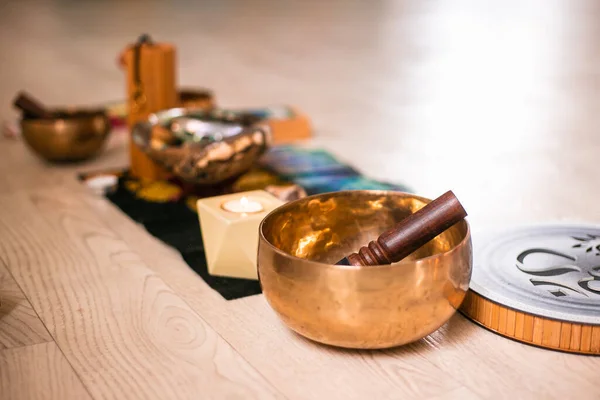 Поющие чаши и другие предметы для медитации. — стоковое фото