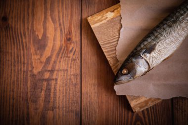 Mutfaktaki masada sıcak tütsülenmiş uskumru. Stüdyo fotoğrafı.