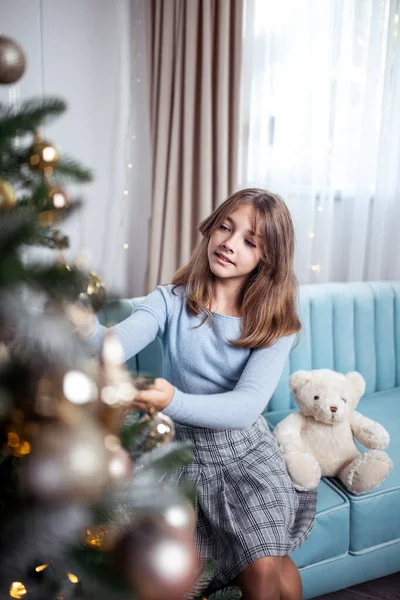 Schattig Tienermeisje Een Kamer Met Een Versierde Kerstboom Wintervakantie Hoge — Stockfoto