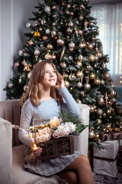 可爱的少女在一间装饰着圣诞树的房间里 高质量的照片 — 图库照片