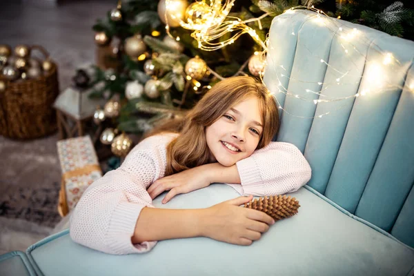 Schattig Tienermeisje Een Kamer Met Een Versierde Kerstboom Wintervakantie Hoge — Stockfoto