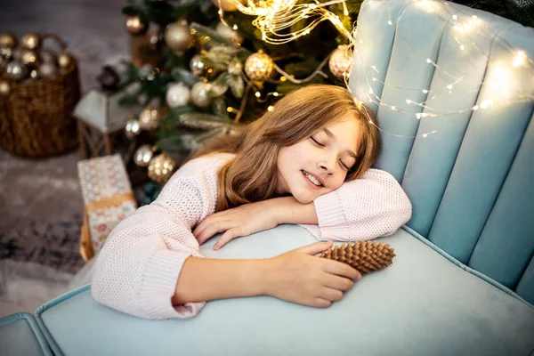 可爱的少女在一间装饰着圣诞树的房间里 高质量的照片 — 图库照片