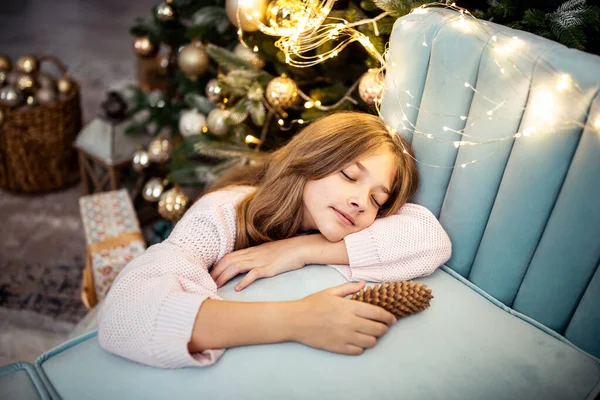 装飾されたクリスマスツリーを持つ部屋でかわいい十代の女の子 冬休み 高品質の写真 — ストック写真