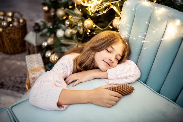 装飾されたクリスマスツリーを持つ部屋でかわいい十代の女の子 冬休み 高品質の写真 — ストック写真