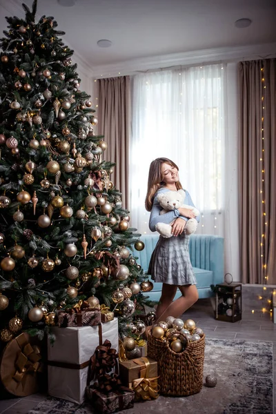 Carina Ragazza Adolescente Una Stanza Con Albero Natale Decorato Vacanze — Foto Stock