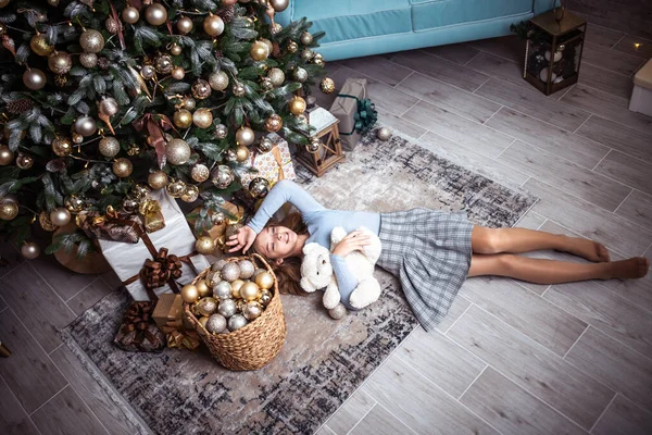 Schattig Tienermeisje Een Kamer Met Een Versierde Kerstboom Wintervakantie Hoge — Stockfoto