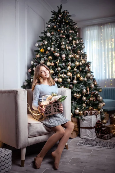 装飾されたクリスマスツリーを持つ部屋でかわいい十代の女の子 冬休み 高品質の写真 — ストック写真