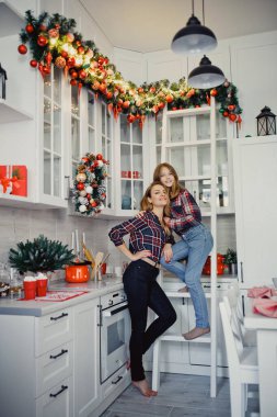 Anne ve kızı mutfakta. Kış tatilleri evde. Stüdyo fotoğrafı.