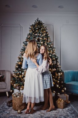 Anne ve kızı Noel ağacının yanında. Kış tatili Stüdyo fotoğrafı.