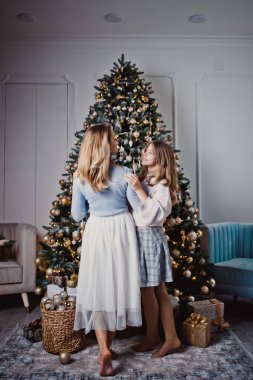 Anne ve kızı Noel ağacının yanında. Kış tatili Stüdyo fotoğrafı.