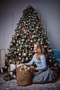 Genç kadın Noel ağacının yanında. Kış tatili Stüdyo fotoğrafı.