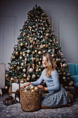 Genç kadın Noel ağacının yanında. Kış tatili Stüdyo fotoğrafı.