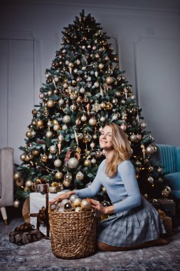 Genç kadın Noel ağacının yanında. Kış tatili Stüdyo fotoğrafı.