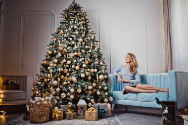 Genç kadın Noel ağacının yanında. Kış tatili Stüdyo fotoğrafı.